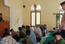 Jamaah dan penceramah menyimak tausiyah di dalam Masjid Asolah Banyumas sebelum pelaksanaan salat Jumat.