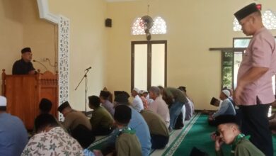 Jamaah dan penceramah menyimak tausiyah di dalam Masjid Asolah Banyumas sebelum pelaksanaan salat Jumat.