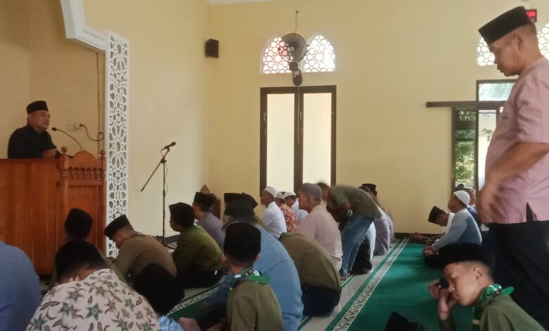 Jamaah dan penceramah menyimak tausiyah di dalam Masjid Asolah Banyumas sebelum pelaksanaan salat Jumat.