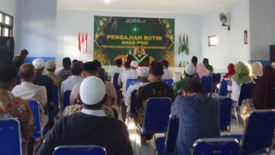Suasana jamaah menyimak Pengajian Ahad Pagi PCM Randudongkal Pemalang di dalam aula