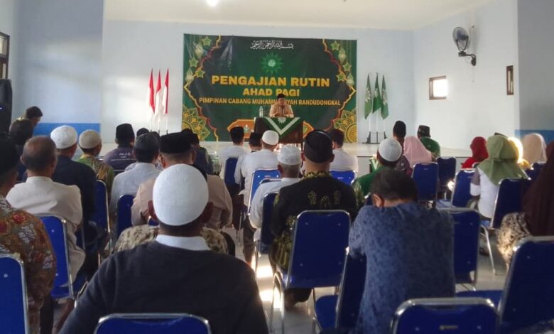 Suasana jamaah menyimak Pengajian Ahad Pagi PCM Randudongkal Pemalang di dalam aula
