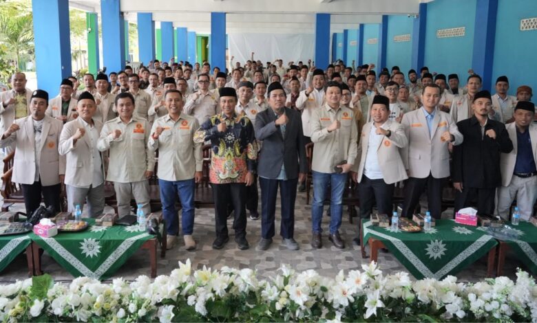 Jajaran pimpinan PWPM Jawa Tengah dan peserta foto bersama dalam acara Rapimwil Pemuda Muhammadiyah Jateng di SMK Mutual Magelang.