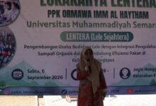 Wakil Rektor III Unimus Prof Eny Winaryati memberikan sambutan dalam Lokakarya PPK Ormawa Unimus 2026 LENTERA di Kelurahan Pringapus Semarang.