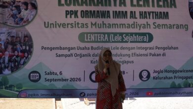 Wakil Rektor III Unimus Prof Eny Winaryati memberikan sambutan dalam Lokakarya PPK Ormawa Unimus 2026 LENTERA di Kelurahan Pringapus Semarang.