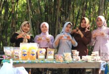 Kegiatan Pasar Raya UMKM Desa Taruman di Wisata Air Terjun Bengkat Indah Grobogan bersama tim PPK Ormawa UNIMUS.