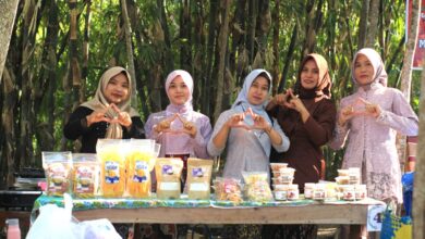 Kegiatan Pasar Raya UMKM Desa Taruman di Wisata Air Terjun Bengkat Indah Grobogan bersama tim PPK Ormawa UNIMUS.