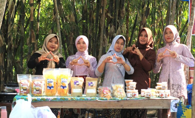 Kegiatan Pasar Raya UMKM Desa Taruman di Wisata Air Terjun Bengkat Indah Grobogan bersama tim PPK Ormawa UNIMUS.