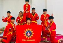 Delapan santri pesilat Tapak Suci Ponpes Nurul Ilmi Bucu Jepara berseragam merah memasang kuda-kuda beladiri sambil membentangkan bendera Putera Muhammadiyah.