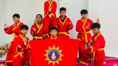 Delapan santri pesilat Tapak Suci Ponpes Nurul Ilmi Bucu Jepara berseragam merah memasang kuda-kuda beladiri sambil membentangkan bendera Putera Muhammadiyah.