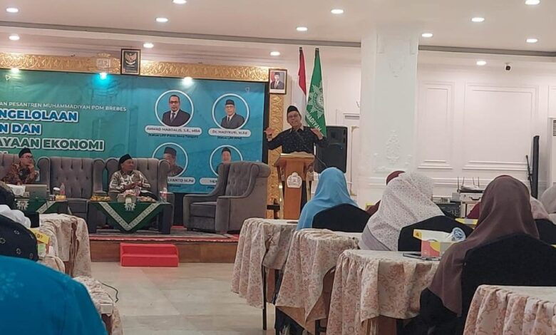 Suasana sosialisasi pengelolaan pesantren Muhammadiyah Brebes oleh LPP PDM Brebes di Hotel King Royal.