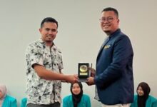 Penyerahan plakat kenang-kenangan dalam acara sharing session Student Mobility FAI UMS di IIUM Malaysia.