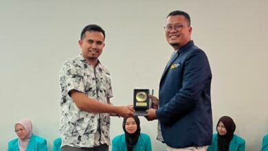 Penyerahan plakat kenang-kenangan dalam acara sharing session Student Mobility FAI UMS di IIUM Malaysia.