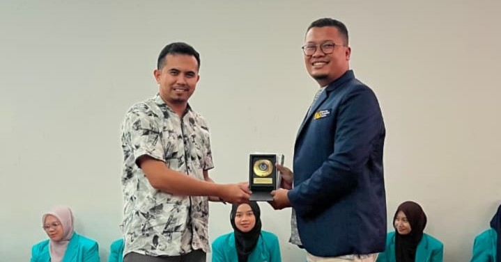 Penyerahan plakat kenang-kenangan dalam acara sharing session Student Mobility FAI UMS di IIUM Malaysia.