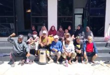 Tim BBM PCM Kedu foto bersama warga usai aksi bersih-bersih masjid di Masjid At-Taqwa Mergowati.