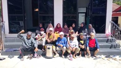 Tim BBM PCM Kedu foto bersama warga usai aksi bersih-bersih masjid di Masjid At-Taqwa Mergowati.