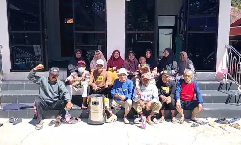 Tim BBM PCM Kedu foto bersama warga usai aksi bersih-bersih masjid di Masjid At-Taqwa Mergowati.
