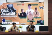 Tiga pemateri dan pembicara memberikan sambutan di depan spanduk Kelas Jurnalistik PDPM Banyumas di SMK Mutu Purwokerto