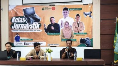 Tiga pemateri dan pembicara memberikan sambutan di depan spanduk Kelas Jurnalistik PDPM Banyumas di SMK Mutu Purwokerto