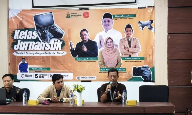 Tiga pemateri dan pembicara memberikan sambutan di depan spanduk Kelas Jurnalistik PDPM Banyumas di SMK Mutu Purwokerto