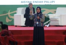 Kepala LLDIKTI VI Prof. Aisyiah Endah Palupi memberikan pembekalan kepada mahasiswa baru UNIMUS dalam acara Masta 2026.