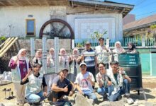 Mahasiswa KKN UMP dan pemuda Desa Kwadungan foto bersama di depan alat pirolisis olah sampah plastik jadi BBM.