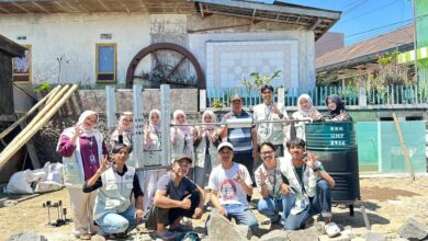 Mahasiswa KKN UMP dan pemuda Desa Kwadungan foto bersama di depan alat pirolisis olah sampah plastik jadi BBM.