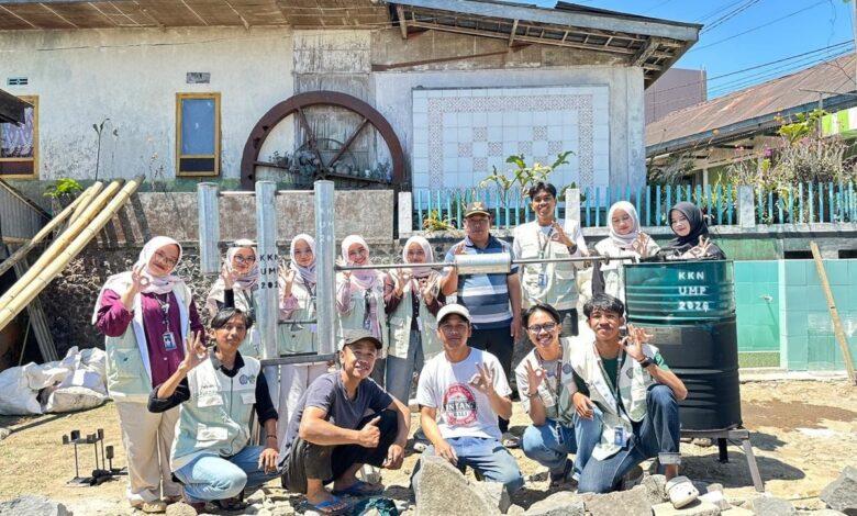 Mahasiswa KKN UMP dan pemuda Desa Kwadungan foto bersama di depan alat pirolisis olah sampah plastik jadi BBM.