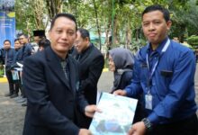 Wakil Rektor I UNIMUS Prof. Budi Santosa menyerahkan penghargaan Buku ISBN Terproduktif 2026 kepada dosen Keperawatan Prima Trisna Aji di kampus UNIMUS Semarang.