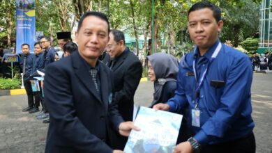 Wakil Rektor I UNIMUS Prof. Budi Santosa menyerahkan penghargaan Buku ISBN Terproduktif 2026 kepada dosen Keperawatan Prima Trisna Aji di kampus UNIMUS Semarang.