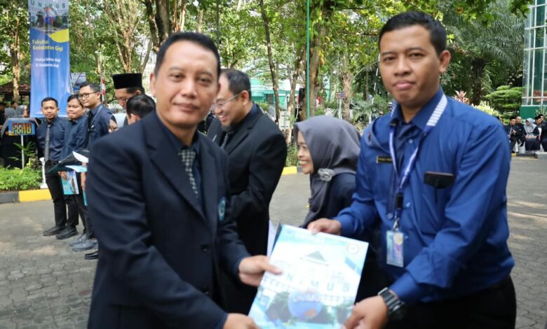 Wakil Rektor I UNIMUS Prof. Budi Santosa menyerahkan penghargaan Buku ISBN Terproduktif 2026 kepada dosen Keperawatan Prima Trisna Aji di kampus UNIMUS Semarang.