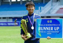 Muhammad Uwais Hardiyanto siswa SMP Mutual Kota Magelang membawa piala dan papan juara runner-up Piala Soeratin U-13 PSSI DIY