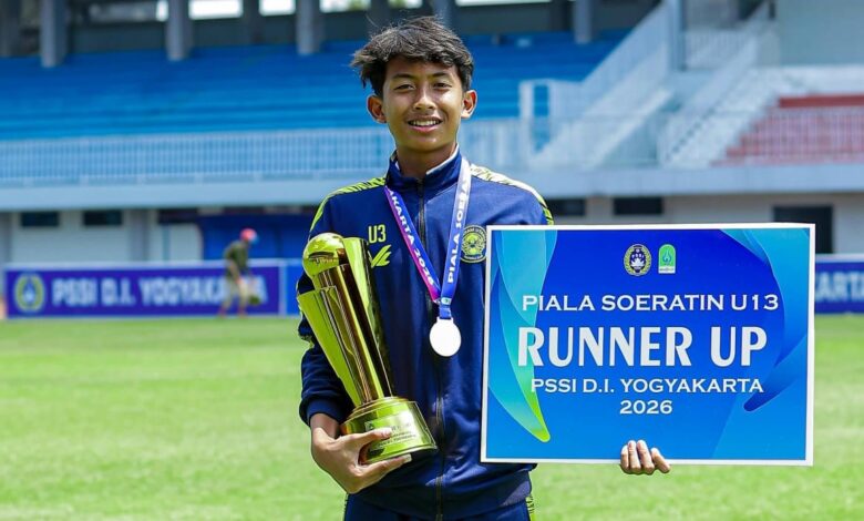 Muhammad Uwais Hardiyanto siswa SMP Mutual Kota Magelang membawa piala dan papan juara runner-up Piala Soeratin U-13 PSSI DIY