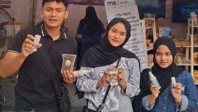 Tiga mahasiswa anggota GenBI memperlihatkan produk inovasi riset dosen UMP di pameran SELARAS 2026.