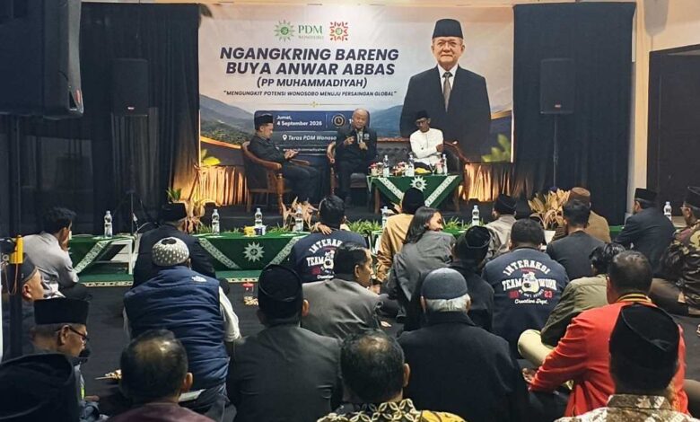 Ketua PP Muhammadiyah Prof. Dr. KH. Anwar Abbas menyampaikan paparan saat diskusi publik Anwar Abbas Wonosobo di Kantor PDM Wonosobo.