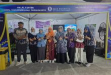 Tim Sentra Halal UMP melayani konsultasi cara urus sertifikasi halal UMKM di SELARAS 2026 Menara Teratai Purwokerto
