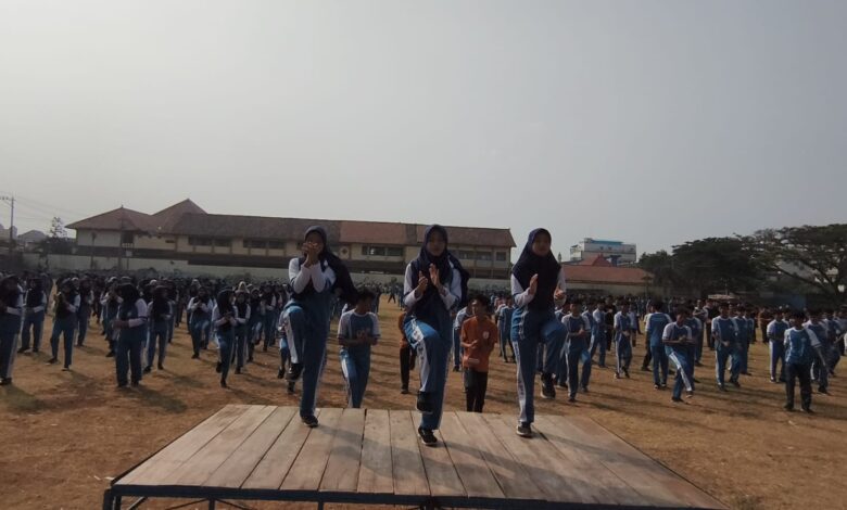 Siswa SMA Muhammadiyah 2 Mayong melakukan senam bersama di Lapangan Mayong Jepara untuk memperingati Hari Olahraga Nasional 2026.