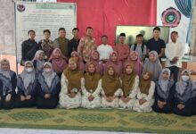 Foto bersama jimpinan dan guru unit pendidikan AUM saat menghadiri Kajian Bulanan AUM di Aula Masjid PonpesMu Manafiul Ulum Sambi.