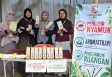 Tim mahasiswa UMS memamerkan produk obat nyamuk alami CITROGUARD 3in1 di stan pameran PKM.