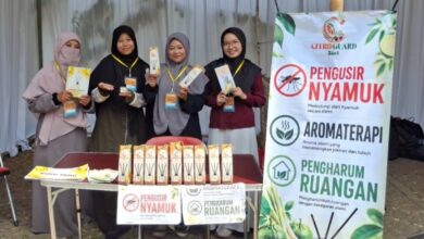 Tim mahasiswa UMS memamerkan produk obat nyamuk alami CITROGUARD 3in1 di stan pameran PKM.