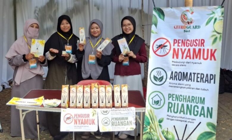 Tim mahasiswa UMS memamerkan produk obat nyamuk alami CITROGUARD 3in1 di stan pameran PKM.