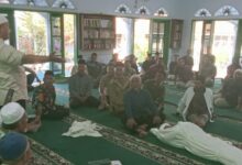 Suwondo Abu Kahfi memberikan materi pelatihan pemulasaraan jenazah dan simulasi mengkafani di hadapan kader PCM dan PCA Tembarak.