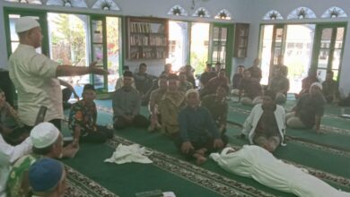 Suwondo Abu Kahfi memberikan materi pelatihan pemulasaraan jenazah dan simulasi mengkafani di hadapan kader PCM dan PCA Tembarak.