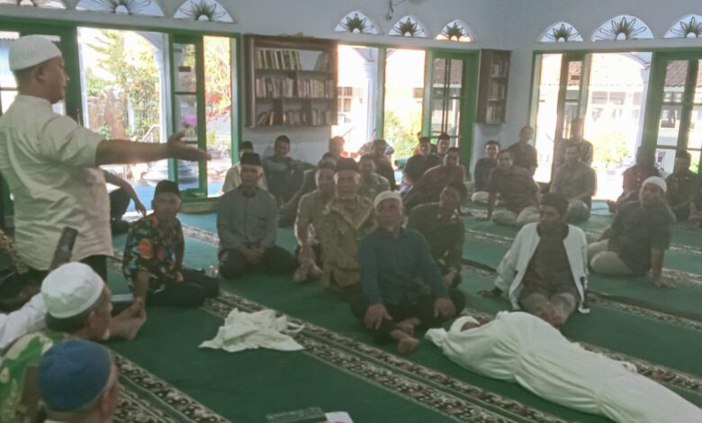 Suwondo Abu Kahfi memberikan materi pelatihan pemulasaraan jenazah dan simulasi mengkafani di hadapan kader PCM dan PCA Tembarak.