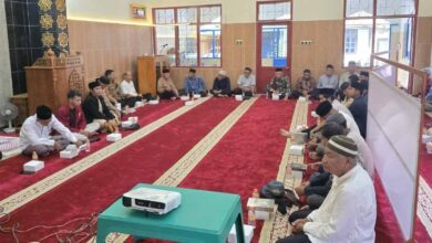 Jamaah mendengarkan paparan pesan Islam sebagai petunjuk kebahagiaan dalam Kajian Jumat Legi PRM Jampiroso-Jampirejo Temanggung.