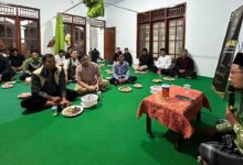 Pemuda Muhammadiyah Bumiayu menyimak kajian Maqashid Syariah dan peredaran obat terlarang di Bumiayu.