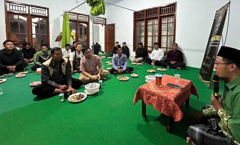 Pemuda Muhammadiyah Bumiayu menyimak kajian Maqashid Syariah dan peredaran obat terlarang di Bumiayu.