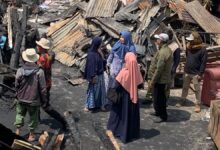 Ketua PDM Wonosobo Bambang WEN dan relawan Muhammadiyah meninjau lokasi reruntuhan akibat musibah kebakaran Desa Tieng Wonosobo.
