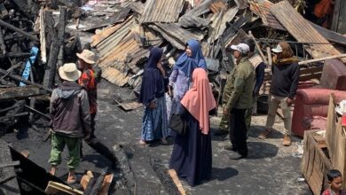 Ketua PDM Wonosobo Bambang WEN dan relawan Muhammadiyah meninjau lokasi reruntuhan akibat musibah kebakaran Desa Tieng Wonosobo.
