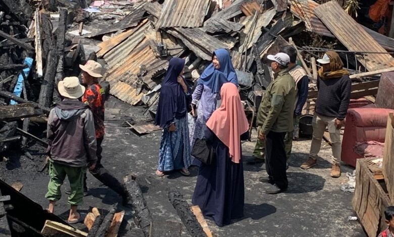 Ketua PDM Wonosobo Bambang WEN dan relawan Muhammadiyah meninjau lokasi reruntuhan akibat musibah kebakaran Desa Tieng Wonosobo.