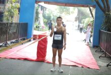 Pelari asal Jawa Barat Muhammad Iman Nudin menunjukkan medali usai menjadi finisher pertama di ajang Edu Fun Run FKIP UMS 2026.